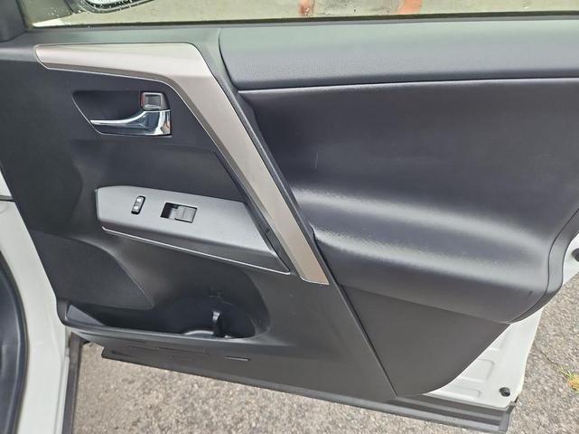 Photo of 2018 White Toyota RAV4