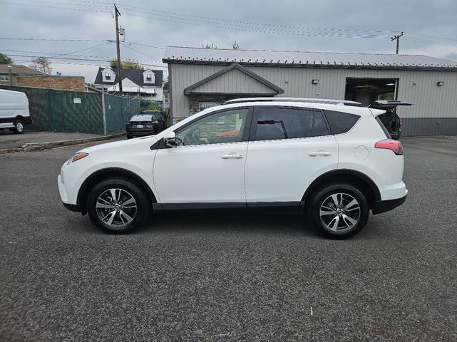Photo of 2018 White Toyota RAV4