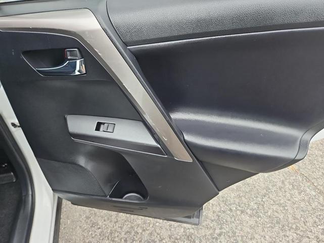 Photo of 2018 White Toyota RAV4