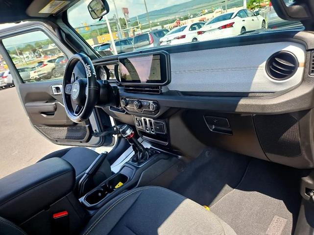 Photo of 2025 Anvil grey Jeep Wrangler