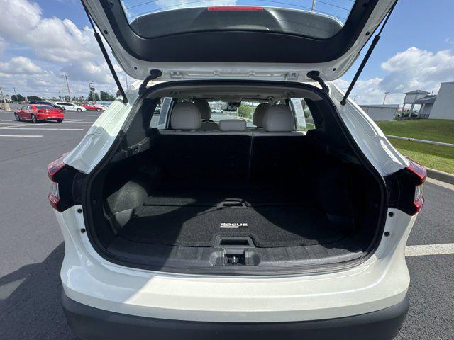 Photo of 2022 Pearl White Tricoat Nissan Rogue Sport