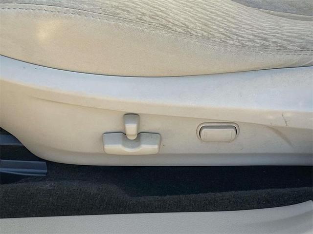 Photo of 2012 Satin White Pearl Subaru Legacy