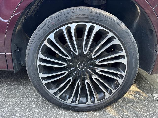 Photo of 2022 BURGUNDY VELVET MET TC Lincoln Aviator