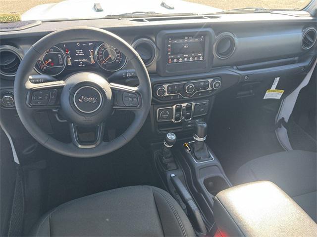 Photo of 2023 Bright White Clearcoat Jeep Gladiator