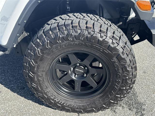 Photo of 2023 Bright White Clearcoat Jeep Gladiator