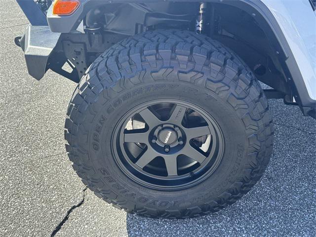 Photo of 2023 Bright White Clearcoat Jeep Gladiator