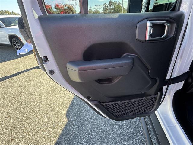 Photo of 2023 Bright White Clearcoat Jeep Gladiator