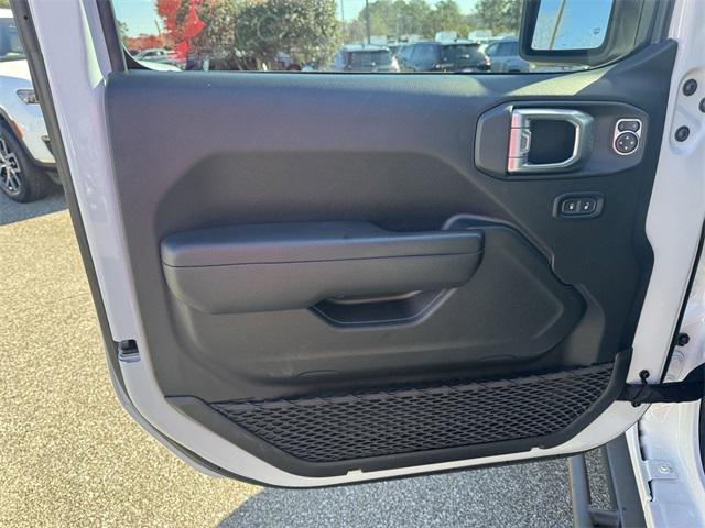 Photo of 2023 Bright White Clearcoat Jeep Gladiator