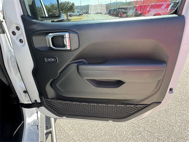 Photo of 2023 Bright White Clearcoat Jeep Gladiator