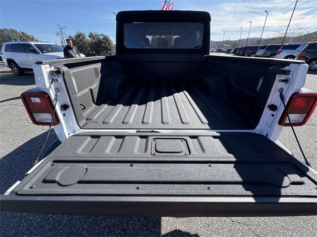 Photo of 2023 Bright White Clearcoat Jeep Gladiator
