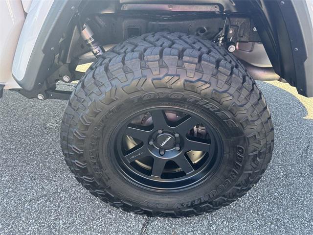 Photo of 2023 Bright White Clearcoat Jeep Gladiator