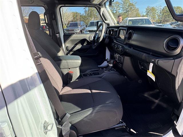 Photo of 2023 Bright White Clearcoat Jeep Gladiator