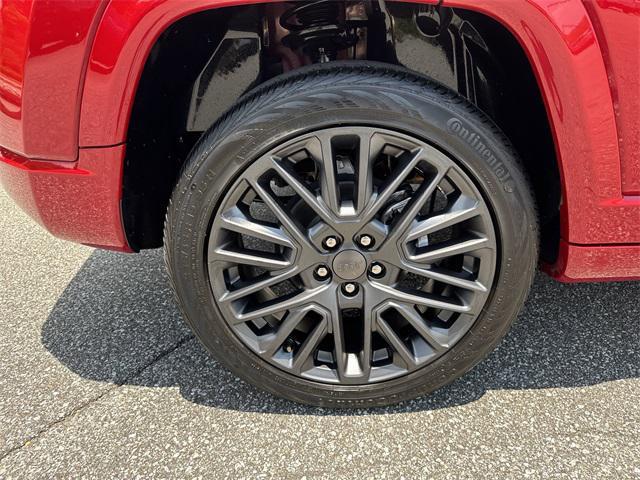 Photo of 2022 Redline Pearlcoat Jeep Compass