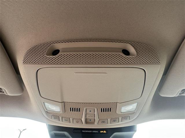 Photo of 2022 White Metallic Ford Expedition Max