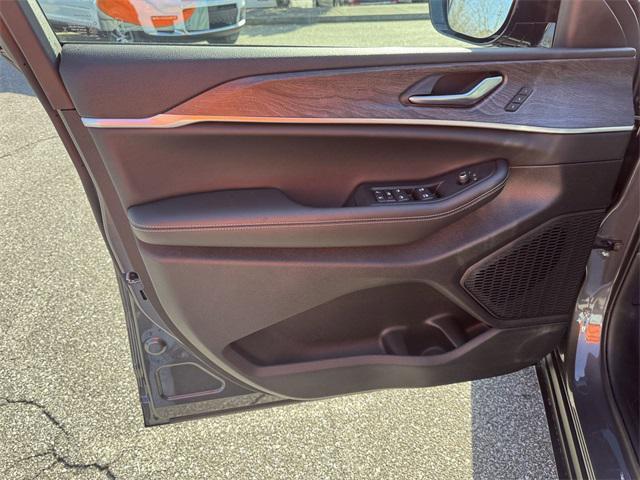 Photo of 2025 Baltic Gray Metallic Clearcoat Jeep Grand Cherokee L