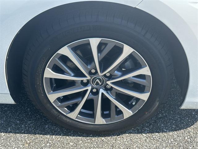 Photo of 2022 Eminent White Pearl Lexus ES 350