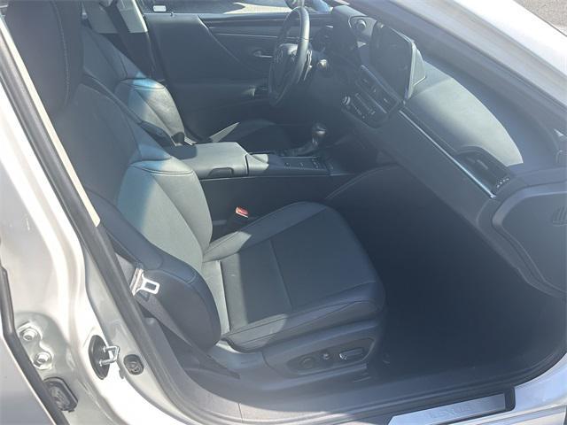 Photo of 2022 Eminent White Pearl Lexus ES 350