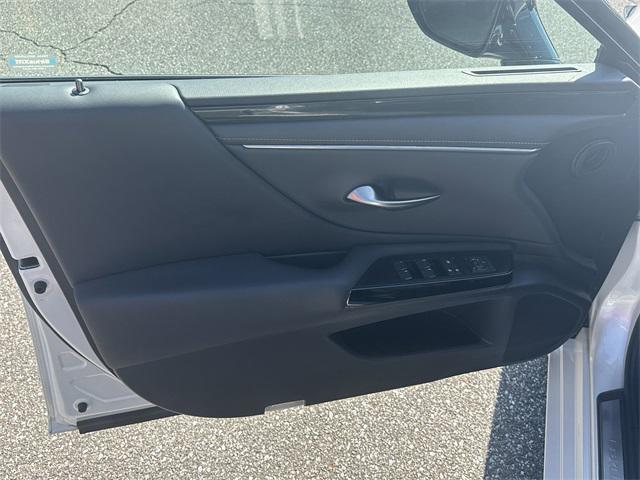 Photo of 2022 Eminent White Pearl Lexus ES 350