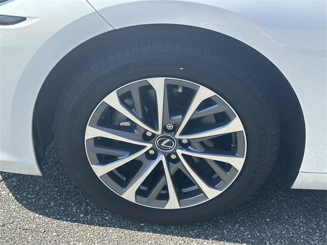 Photo of 2022 Eminent White Pearl Lexus ES 350