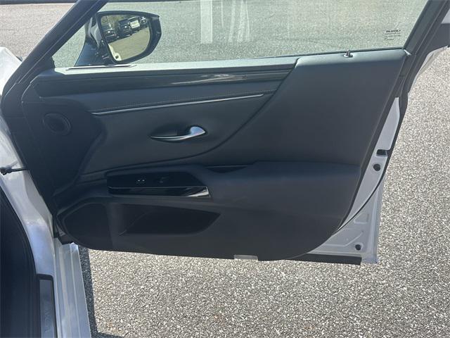 Photo of 2022 Eminent White Pearl Lexus ES 350