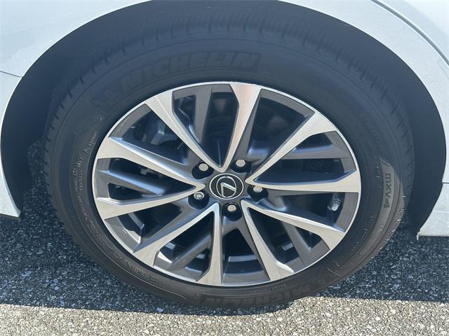 Photo of 2022 Eminent White Pearl Lexus ES 350