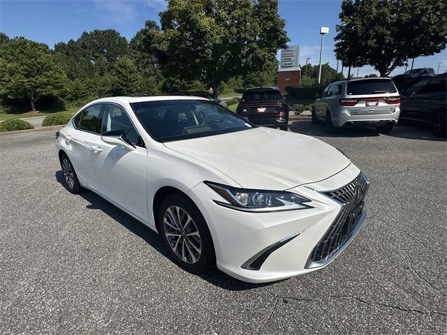 Photo of 2022 Eminent White Pearl Lexus ES 350