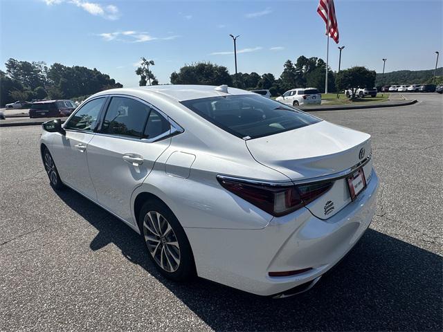 Photo of 2022 Eminent White Pearl Lexus ES 350