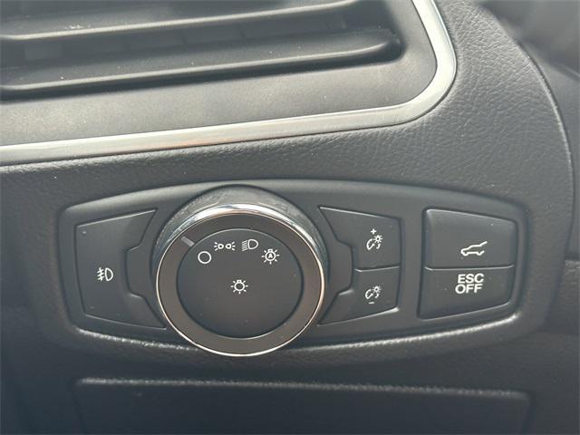 Photo of 2022 Star White Metallic Tri-Coat Ford Edge