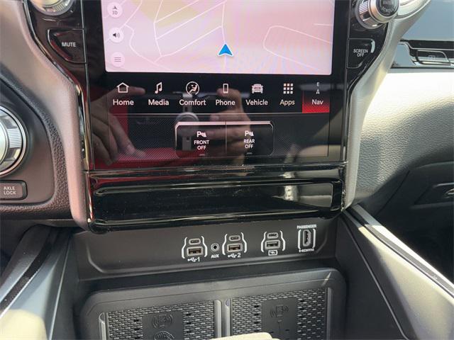 Photo of 2026 Diamond Black Crystal Pearlcoat RAM 1500