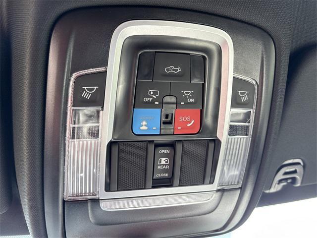 Photo of 2026 Diamond Black Crystal Pearlcoat RAM 1500
