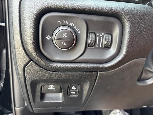 Photo of 2026 Diamond Black Crystal Pearlcoat RAM 1500