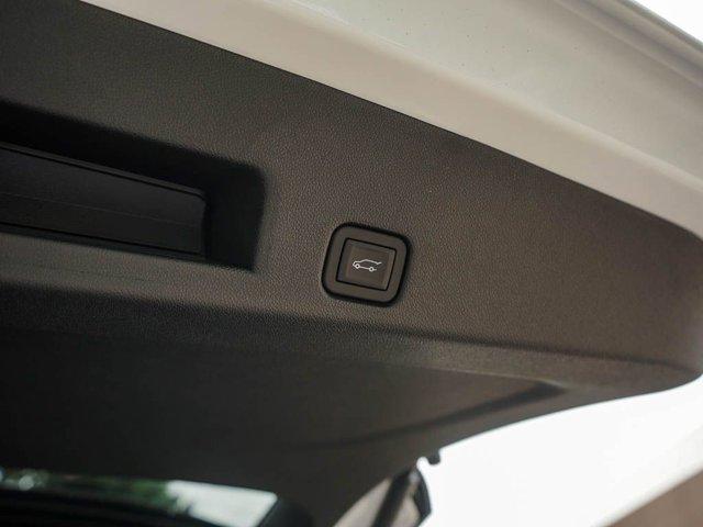 Photo of 2026 Iridescent White Tricoat Buick Enclave