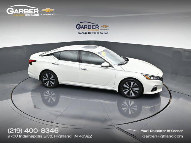 Photo of 2022 Pearl White Tricoat Nissan Altima