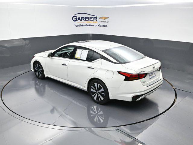 Photo of 2022 Pearl White Tricoat Nissan Altima