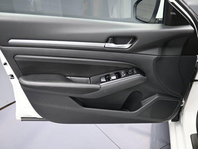 Photo of 2022 Pearl White Tricoat Nissan Altima