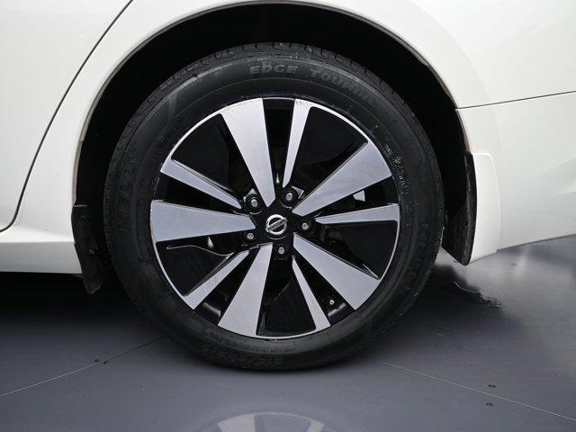 Photo of 2022 Pearl White Tricoat Nissan Altima