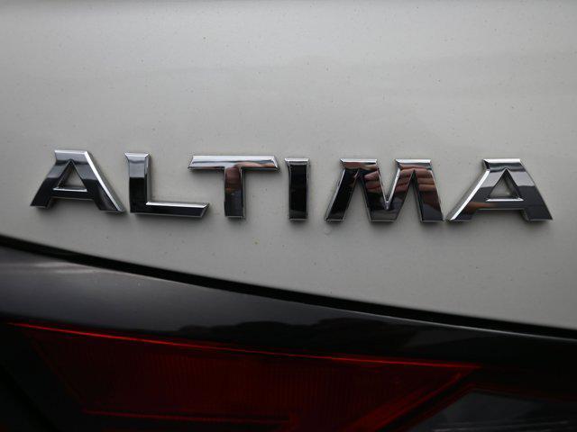 Photo of 2022 Pearl White Tricoat Nissan Altima