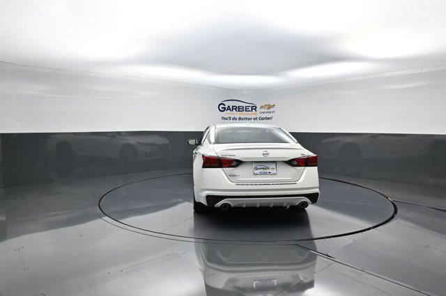 Photo of 2022 Pearl White Tricoat Nissan Altima