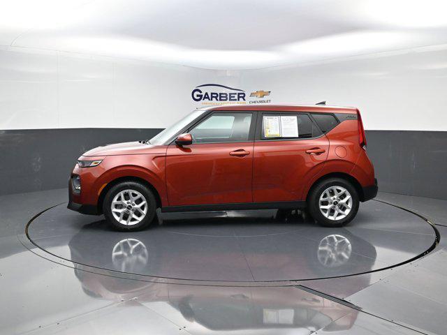 Photo of 2022 Mars Orange Kia Soul