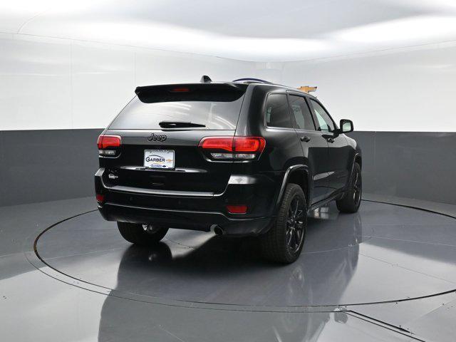 Photo of 2017 Diamond Black Crystal Pearlcoat Jeep Grand Cherokee