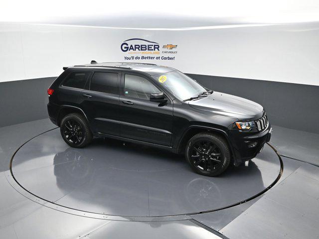 Photo of 2017 Diamond Black Crystal Pearlcoat Jeep Grand Cherokee