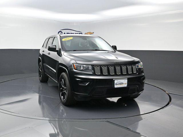 Photo of 2017 Diamond Black Crystal Pearlcoat Jeep Grand Cherokee