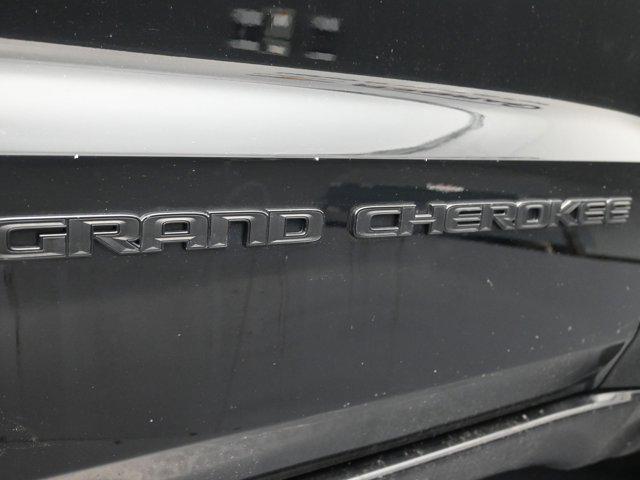 Photo of 2017 Diamond Black Crystal Pearlcoat Jeep Grand Cherokee