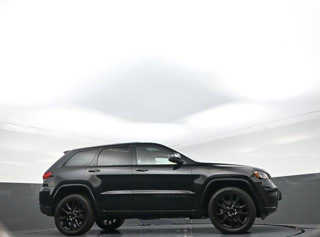 Photo of 2017 Diamond Black Crystal Pearlcoat Jeep Grand Cherokee