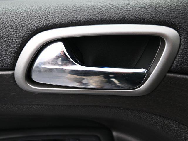 Photo of 2017 Diamond Black Crystal Pearlcoat Jeep Grand Cherokee