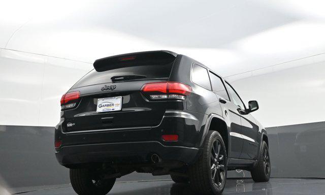 Photo of 2017 Diamond Black Crystal Pearlcoat Jeep Grand Cherokee