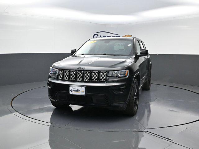 Photo of 2017 Diamond Black Crystal Pearlcoat Jeep Grand Cherokee