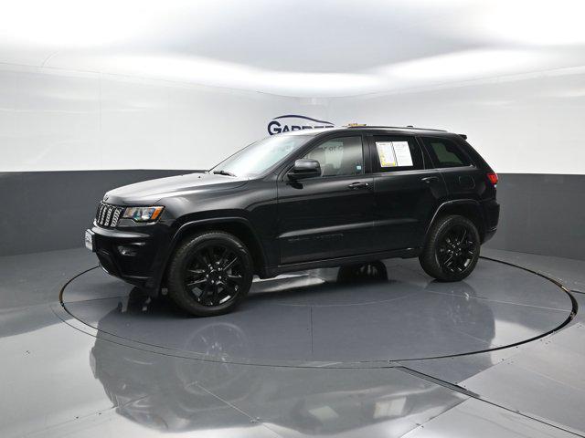 Photo of 2017 Diamond Black Crystal Pearlcoat Jeep Grand Cherokee