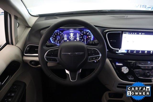 Photo of 2024 Silver Mist Clearcoat Chrysler Pacifica