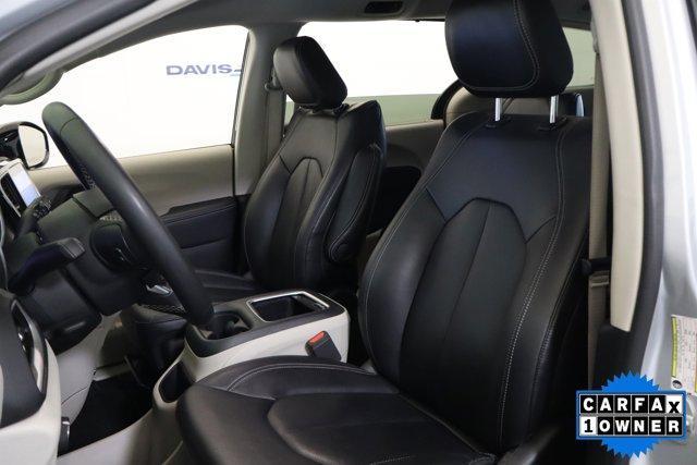 Photo of 2024 Silver Mist Clearcoat Chrysler Pacifica